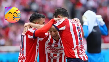 Foto: 90Min / Festejo de gol de los jugadores de Chivas