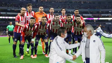 Foto de jugadores de Chivas y directivos de Pumas se dan la mano