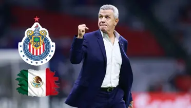 Foto: Javier Aguirre en el Tri y los jugadores de Chivas que observa