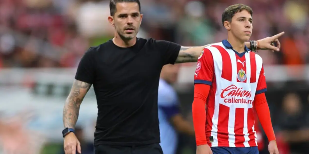 Gago dando instrucciones y Tiloncito con la de Chivas