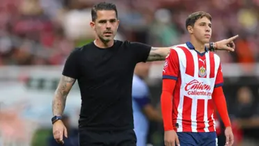 Gago dando instrucciones y Tiloncito con la de Chivas