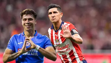 Huescas celebrando y Pocho con Chivas