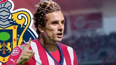 Jordi Cortizo junto al escudo de Chivas / FOTO X