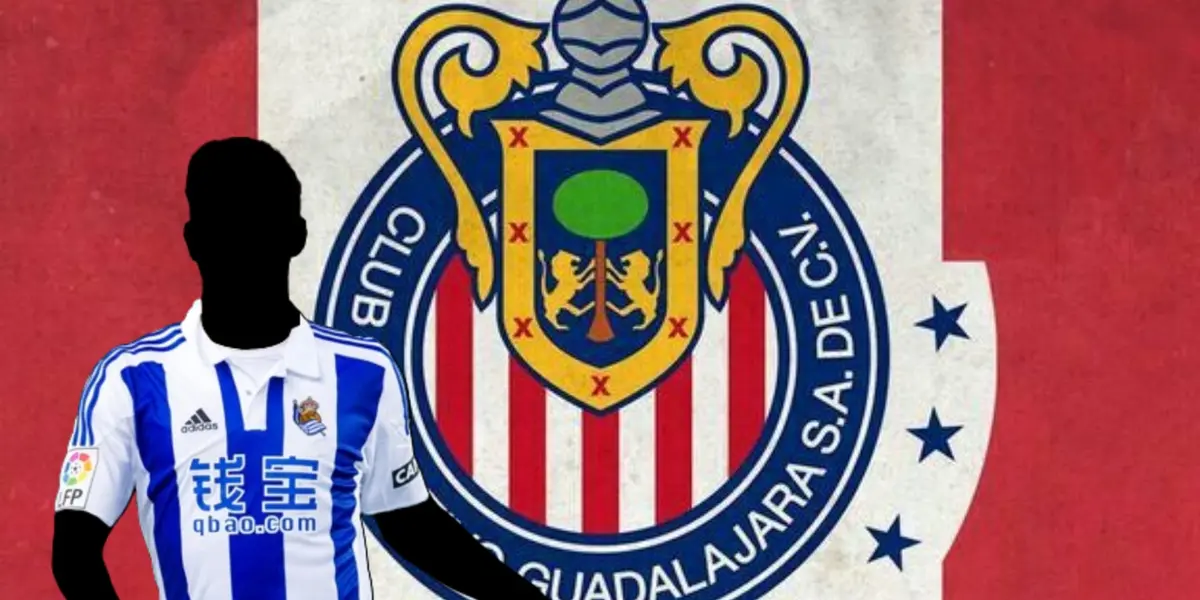 Jugador incógnito de la Real Sociedad junto al escudo de Chivas / FOTO GETTY IMAGES