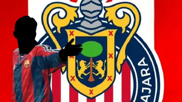 Jugador incógnito del FC Barcelona junto al escudo de Chivas / FOTO AS MÉXICO