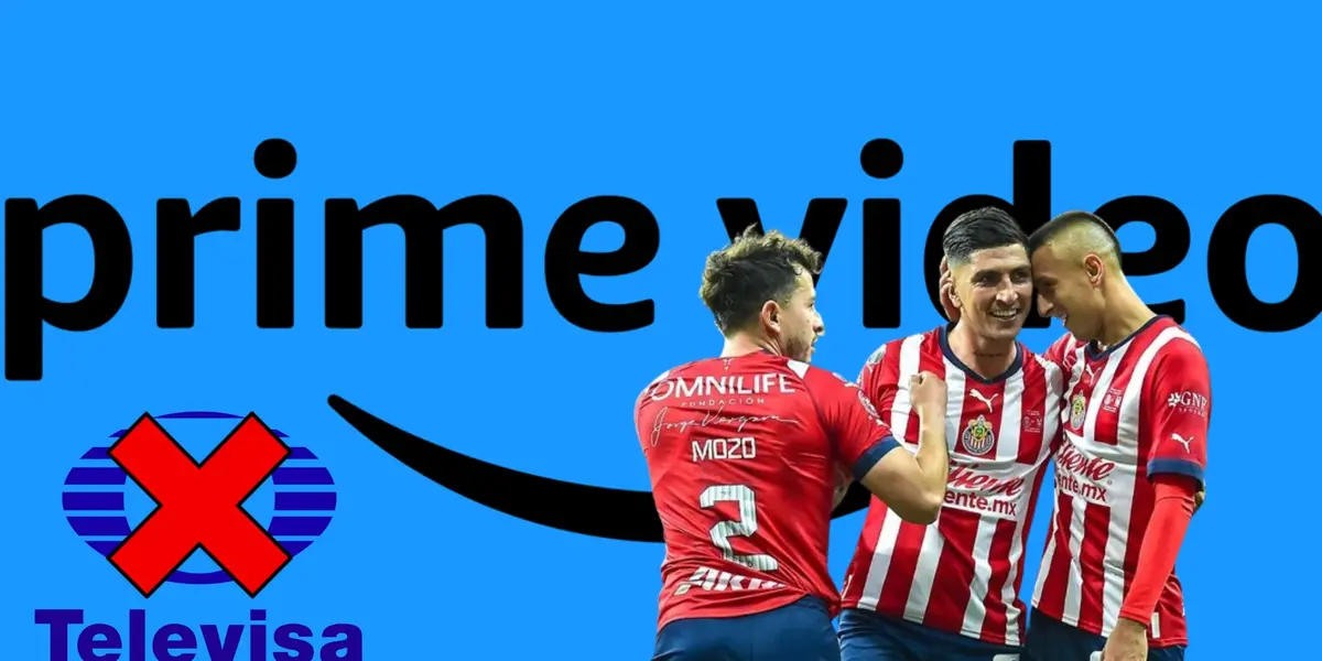 Jugadores de Chivas abrazados