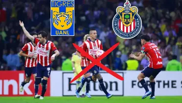 Jugadores de Chivas con el escudo de Tigres y Chivas