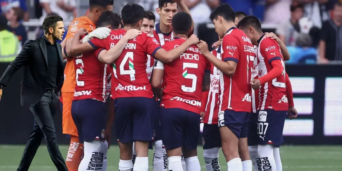 Jugadores de Chivas en Charla previo a partido y Fernando Gago