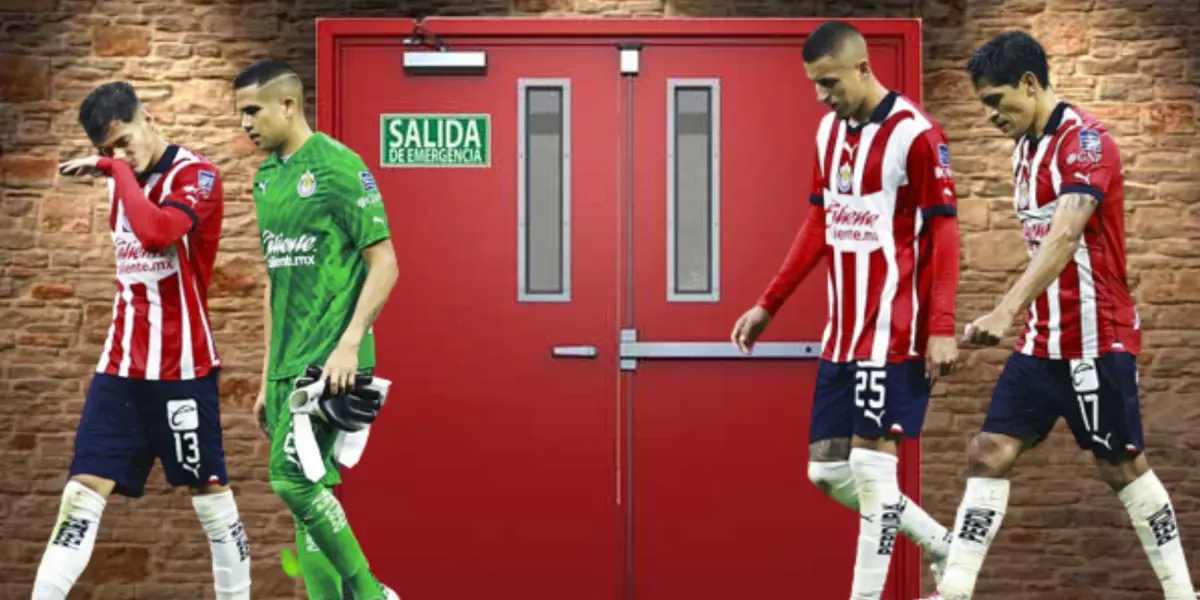 Jugadores de Chivas en la puerta de salida 