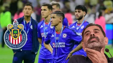 Jugadores de Cruz Azul en el subcampeonato y Hierro y el escudo de Chivas