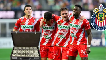 Jugadores de Necaxa con el escudo de Chivas y maletín de dinero