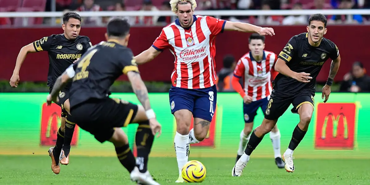 Jugadores de Toluca marcan a Cade Cowell de las Chivas / Mexsports