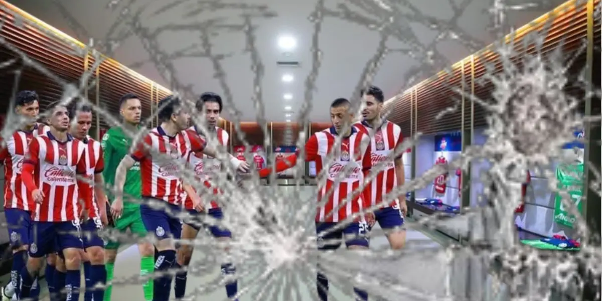 Jugadores en el vestidor de Chivas tras cristal roto