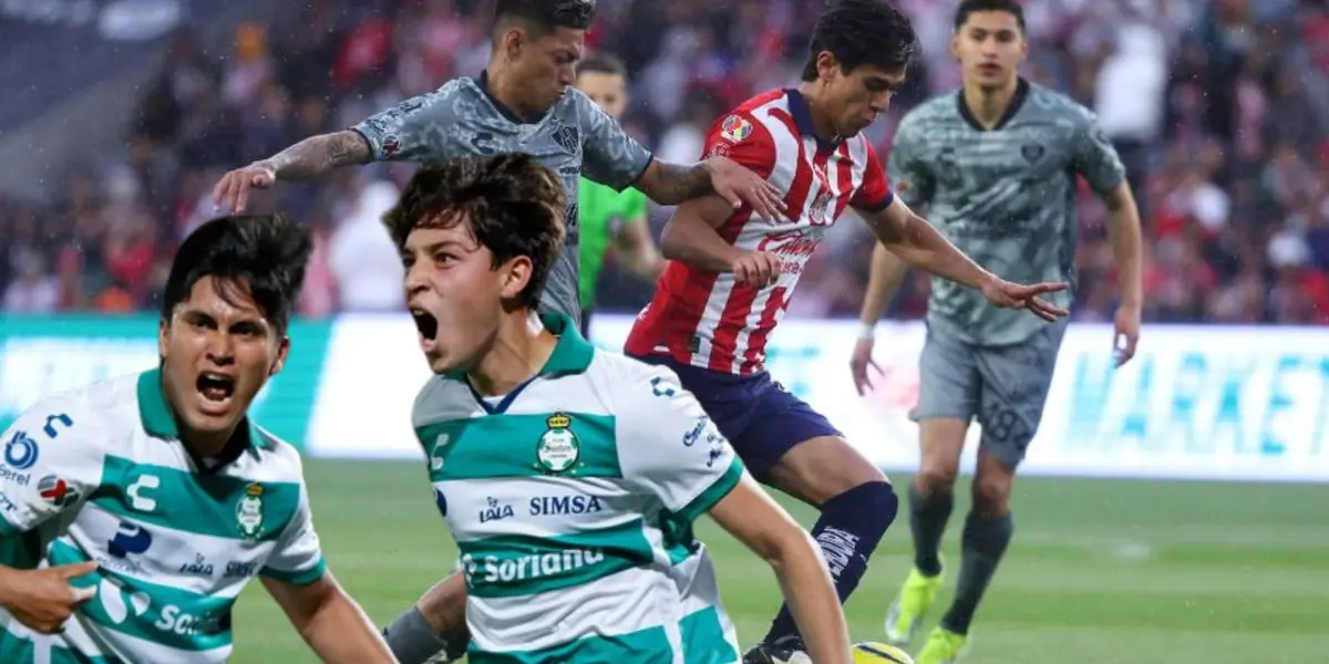 Macías en partido con Chivas y jugadores de Santos