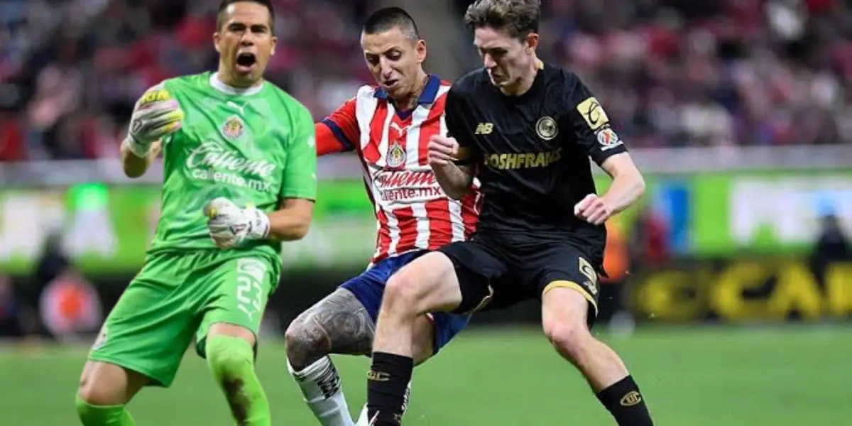 Miguel Jiménez celebrando y el Piojo disputando un balón vs Toluca 