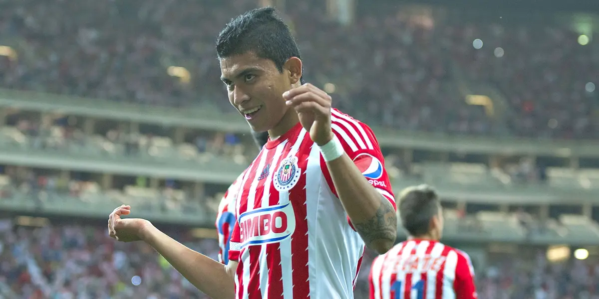 Orbelín Pineda con el jersey de Chivas / FOTO MEXSPORT