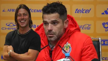 Pelado Almeyda sonriendo y Gago en conferencia de prensa