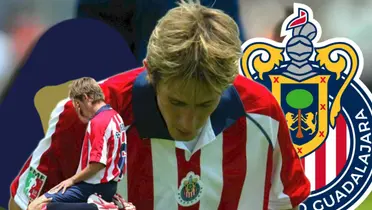 Rafa Medina lamentándose con logos de Chivas y Pumas/FOTO: Esto