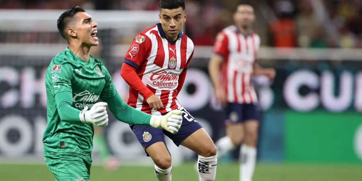 Raúl Rangel celebrando y el Nene en un partido de Chivas