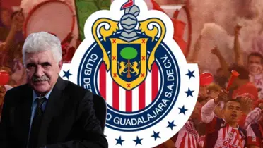 Ricardo Ferretti junto al escudo de Chivas / FOTO YOUTUBE