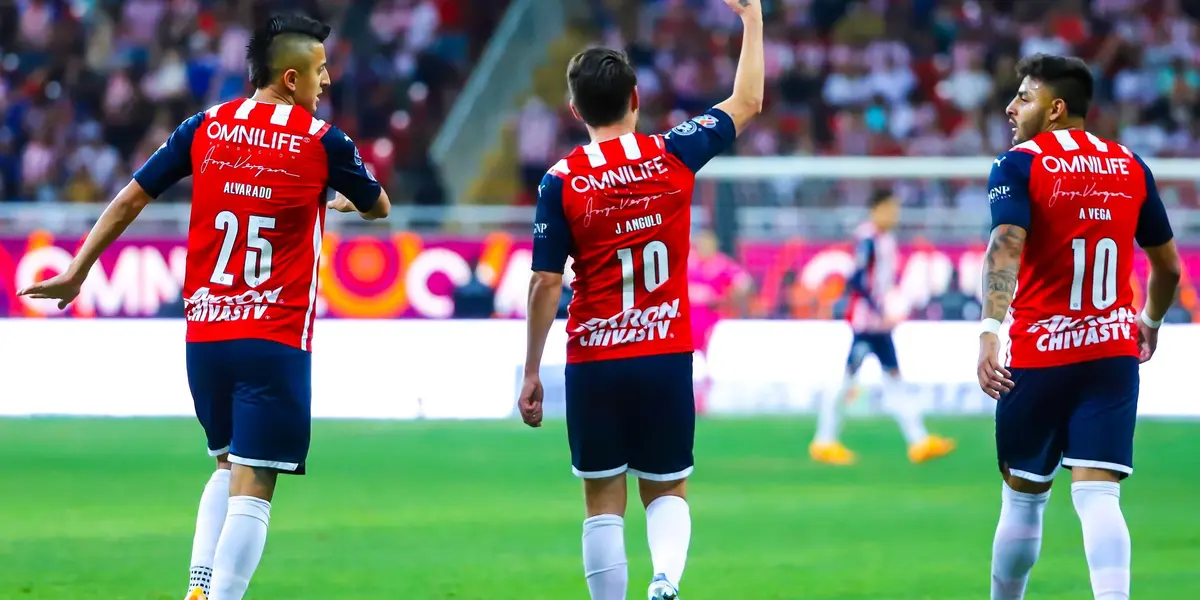 Roberto Alvarado, Jesús Angulo y Alexis Vega conformannel ataque del Rebaño.