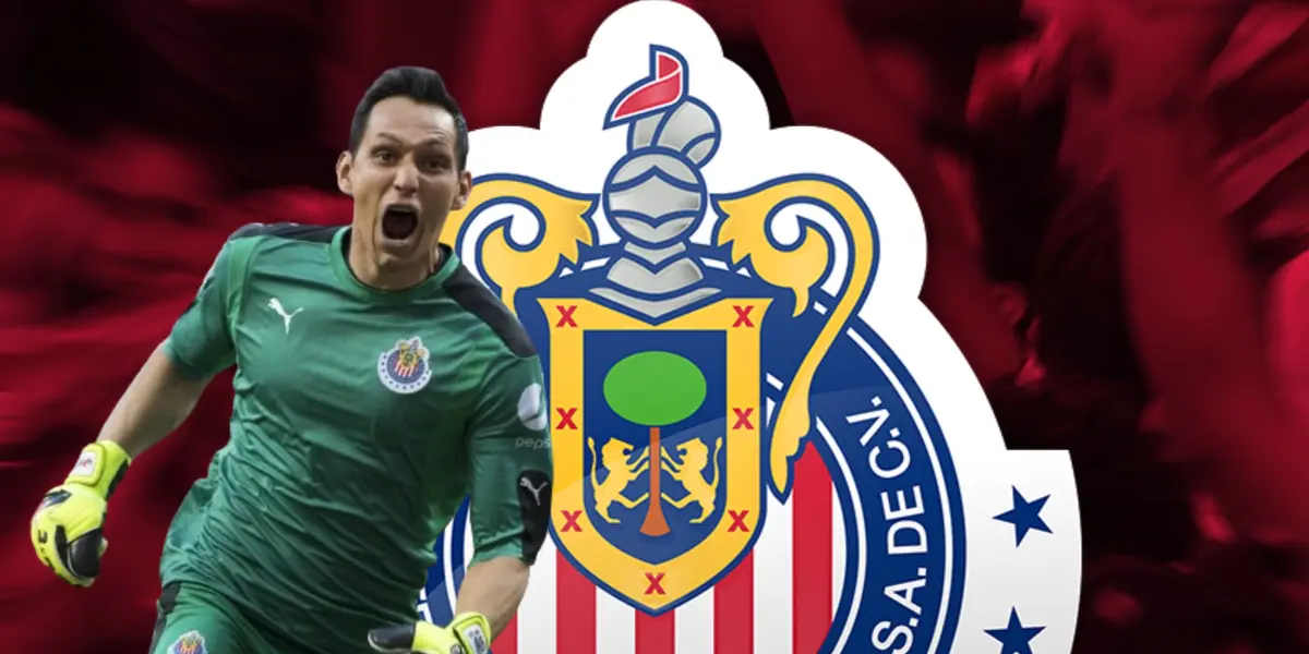 Rodolfo Cota junto al escudo de Chivas / FOTO ESTO