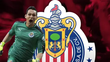 Rodolfo Cota junto al escudo de Chivas / FOTO ESTO