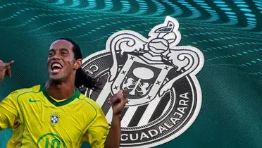 Ronaldinho con la 10 de Brasil al lado del escudo de Chivas / FOTO CONMEBOL